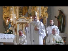 Obetovanie darov počas slávnostnej svätej omše v Chmeľnici 5. júna 2016 – fotografia 4