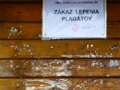 ZÁKAZ LEPENIA PLAGÁTOV na autobusových zastávkach na Ceste I/68 – fotografia 3