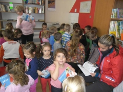 Deti z materskej škôlky navštívili našu vynovenú knižnicu – fotografia 9