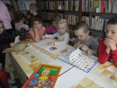 Deti z materskej škôlky navštívili našu vynovenú knižnicu – fotografia 4