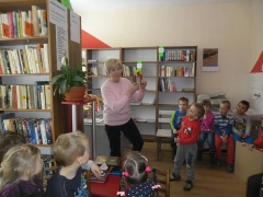 Deti z materskej škôlky navštívili našu vynovenú knižnicu – fotografia 3