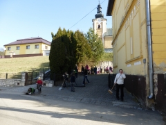 Do  skrášľovania svojej obce sa zapojili aj žiaci zo ZŠ v Chmeľnici – fotografia 13