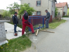 Nové zábradlia pre obec, sponzorský dar od firmy Neupauer s.r.o. – fotografia 1