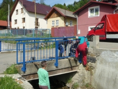 Nové zábradlia pre obec, sponzorský dar od firmy Neupauer s.r.o. – fotografia 2