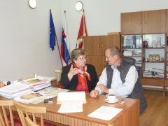 Pri kávičke so starostom Obce Forbasy s Julkom Výrostekom – fotografia 6