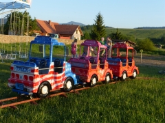 Na ihrisku boli aj nafukovacie hrady a kolotoče – fotografia 5