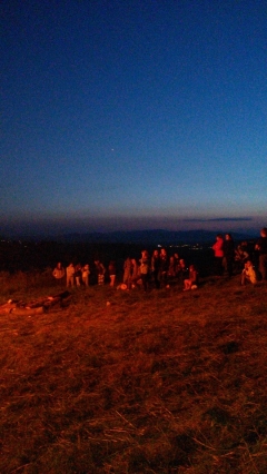 Mladí z Chmeľnice obnovili tradíciu Jánských ohňov – fotografia 23