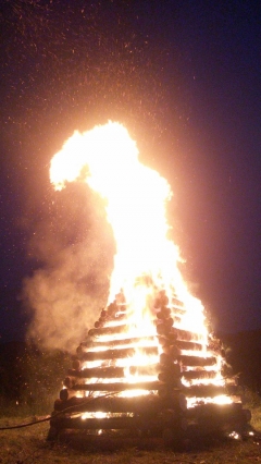 Mladí z Chmeľnice obnovili tradíciu Jánských ohňov – fotografia 13