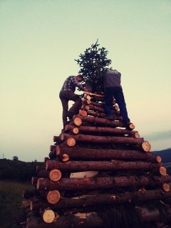 Mladí z Chmeľnice obnovili tradíciu Jánských ohňov – fotografia 4
