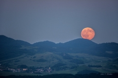 Mesiac vychádza nad Chmeľnicou – fotografia 1