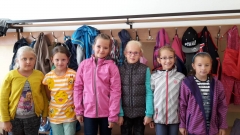 Žiaci ZŠ prišli poďakovať za nové lavičky v školskej šatni svojím sponzorom – fotografia 2