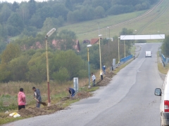 Dnes sme začali  rekonštrukciu verejného osvetlenia pred vstupom do obce – fotografia 1