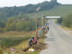 Dnes sme začali  rekonštrukciu verejného osvetlenia pred vstupom do obce – fotografia 5