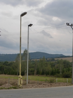 Nové úsporné lampy verejného osvetlenia pred vstupom do obce – fotografia 6