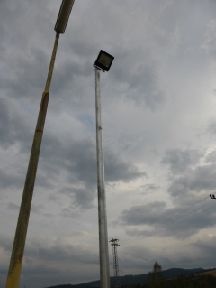 Nové úsporné lampy verejného osvetlenia pred vstupom do obce – fotografia 5