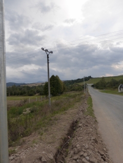 Nové úsporné lampy verejného osvetlenia pred vstupom do obce – fotografia 4