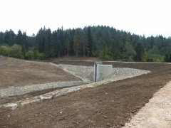 Posledné úpravy na stavbe suchého poldra pred kontrolou na mieste projektu – fotografia 20