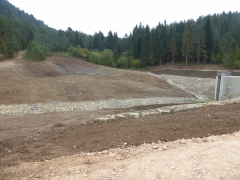 Posledné úpravy na stavbe suchého poldra pred kontrolou na mieste projektu – fotografia 14