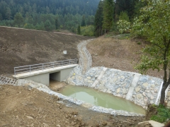 Posledné úpravy na stavbe suchého poldra pred kontrolou na mieste projektu – fotografia 8
