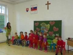 Deti z MŠ v Chmeľnici ďakujú svojim babkám a dedkom – fotografia 31