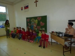 Deti z MŠ v Chmeľnici ďakujú svojim babkám a dedkom – fotografia 30