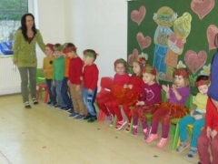 Deti z MŠ v Chmeľnici ďakujú svojim babkám a dedkom – fotografia 27