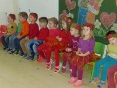 Deti z MŠ v Chmeľnici ďakujú svojim babkám a dedkom – fotografia 36