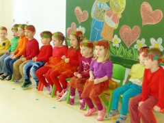 Deti z MŠ v Chmeľnici ďakujú svojim babkám a dedkom – fotografia 37