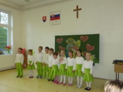 Deti z MŠ v Chmeľnici ďakujú svojim babkám a dedkom – fotografia 46