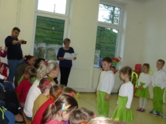 Deti z MŠ v Chmeľnici ďakujú svojim babkám a dedkom – fotografia 43