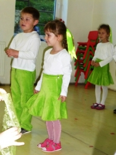 Deti z MŠ v Chmeľnici ďakujú svojim babkám a dedkom – fotografia 42