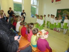 Deti z MŠ v Chmeľnici ďakujú svojim babkám a dedkom – fotografia 41