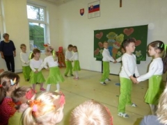 Deti z MŠ v Chmeľnici ďakujú svojim babkám a dedkom – fotografia 7