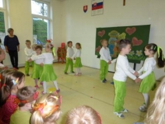 Deti z MŠ v Chmeľnici ďakujú svojim babkám a dedkom – fotografia 6