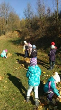 Jesennú atmosféru využívajú učiteľky na povzbudenie fantázie a umeleckých sklonov detí v MŠ – fotografia 4