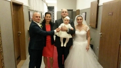Susedka Ninka bola na svadbe susedov Pavla a Tatiany Pekyovcov najmladšou družičkou – fotografia 1