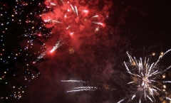 Pestrofarebným ohňostrojom sa Chmeľničania rozlúčili so starým rokom 2015 – fotografia 4