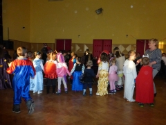 Na obecný fašiangový karneval do Chmeľnice prišli rozprávkové bytosti od výmyslu sveta – fotografia 5