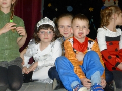 Na obecný fašiangový karneval do Chmeľnice prišli rozprávkové bytosti od výmyslu sveta – fotografia 3