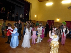 Na obecný fašiangový karneval do Chmeľnice prišli rozprávkové bytosti od výmyslu sveta – fotografia 7