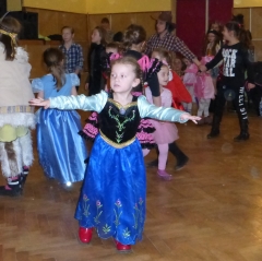 Na obecný fašiangový karneval do Chmeľnice prišli rozprávkové bytosti od výmyslu sveta – fotografia 8