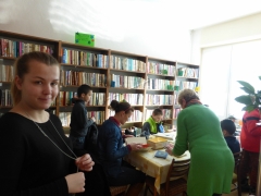 V obecnej knižnici  si vyberali báseň na Hviezdoslavov Kubín – fotografia 7
