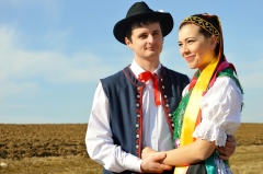 Keď sa naši mladí oblečú do krojov, dedina hneď opeknie – fotografia 13