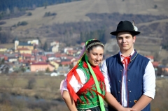 Keď sa naši mladí oblečú do krojov, dedina hneď opeknie – fotografia 12