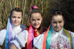 Keď sa naši mladí oblečú do krojov, dedina hneď opeknie – fotografia 11