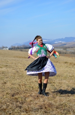 Keď sa naši mladí oblečú do krojov, dedina hneď opeknie – fotografia 10