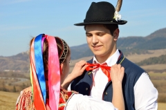 Keď sa naši mladí oblečú do krojov, dedina hneď opeknie – fotografia 8