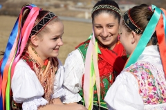Keď sa naši mladí oblečú do krojov, dedina hneď opeknie – fotografia 6