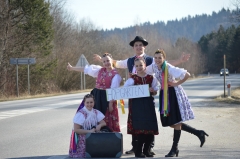 Keď sa naši mladí oblečú do krojov, dedina hneď opeknie – fotografia 16