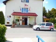 Kvetinkami sme  vyzdobili okolie a vstup do obecného úradu – fotografia 2